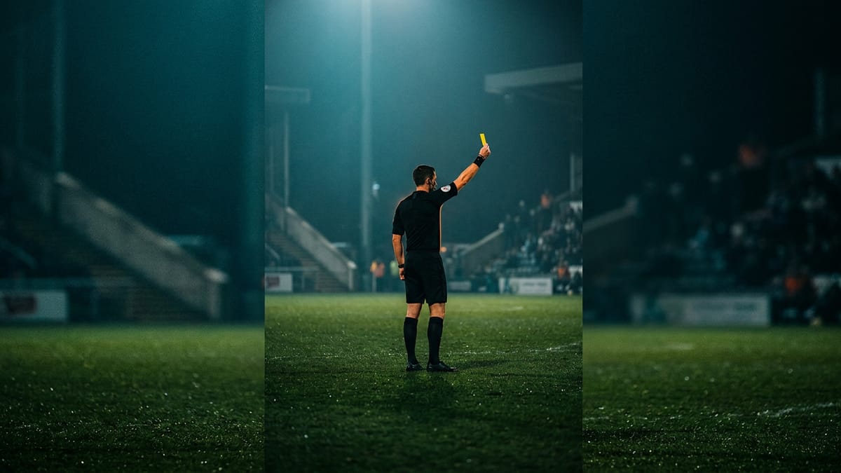 Apostas em cartões amarelos: árbitro mostra cartão durante partida de futebol